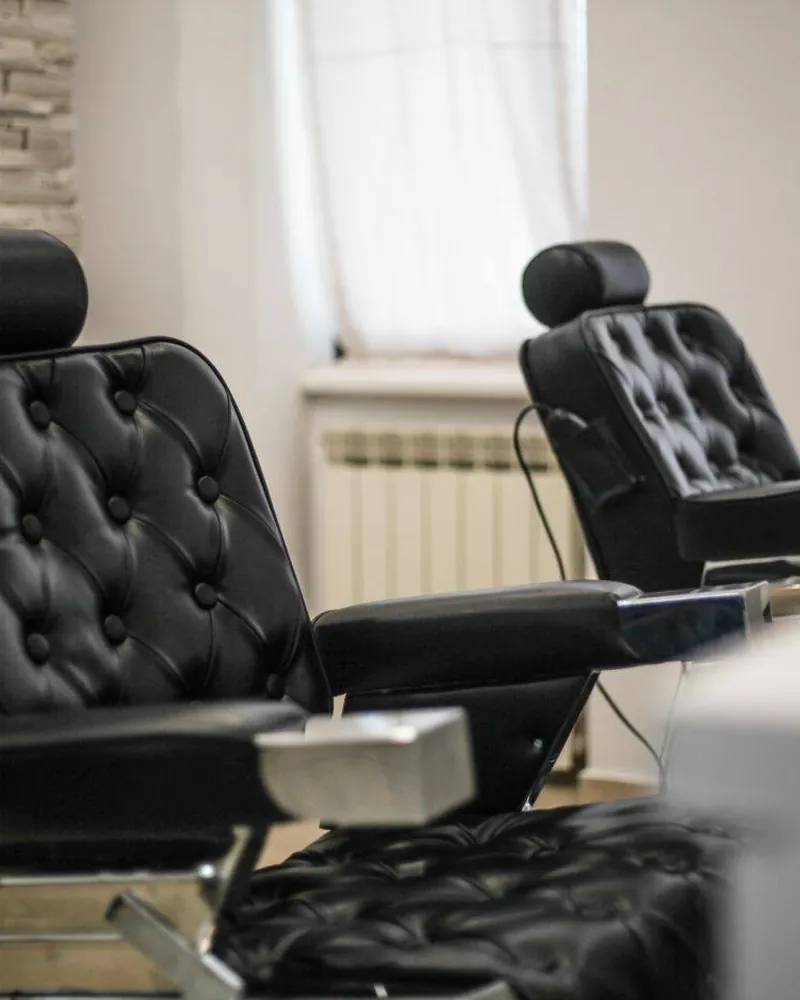 Scaunele de barber din salonul LOST Hair Studio