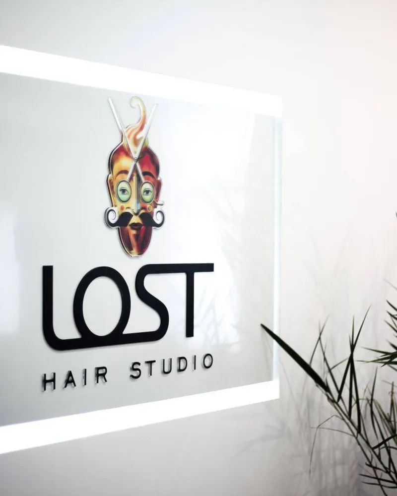Sigla luminoasă LOST Hair Studio